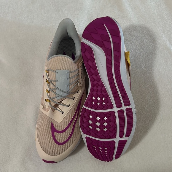 Women’s Nike Pegasus Flyease running shoe - Picture 3 of 6